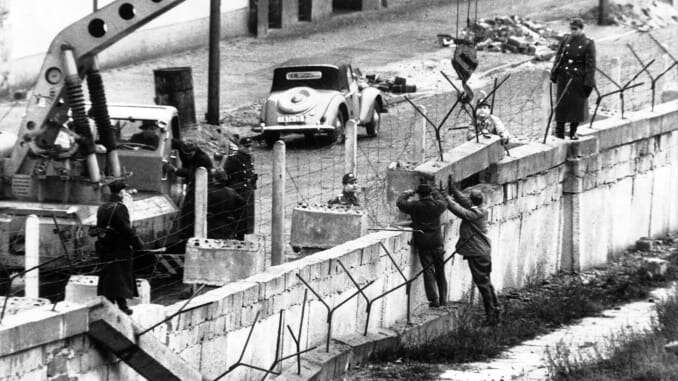 Строителство на Берлинската стена