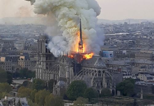 巴黎圣母院发生火灾