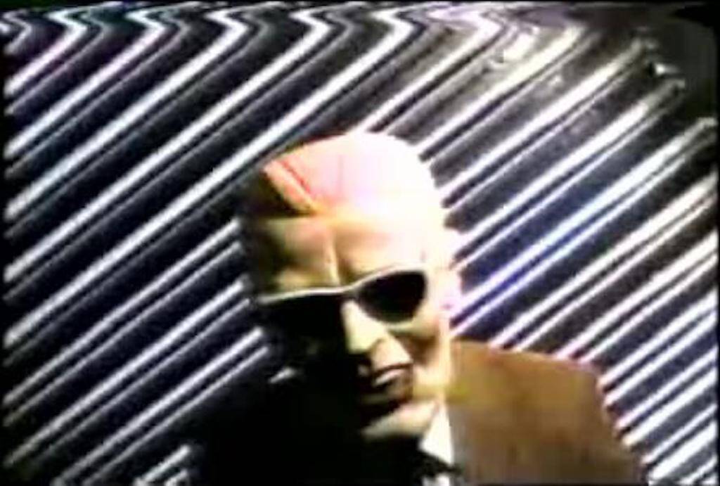 Quelqu'un qui ressemble à Max Hedrum a été impliqué dans la panne de diffusion de Chicago en novembre 1987.