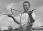 1942 年，乔治·凯斯利 (George Casely) 在他的德文郡农场周围的土地上使用榛树枝来探水。