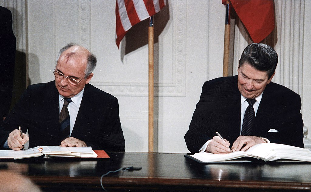 Ondertekening van het INF door Reagan en Gorbatsjov in 1987.