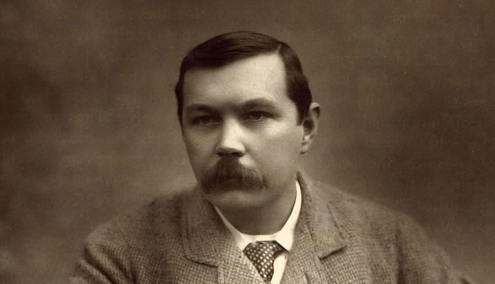 Sir Arthur Conan Doyle wird 100 Jahre später des Mordes beschuldigt.