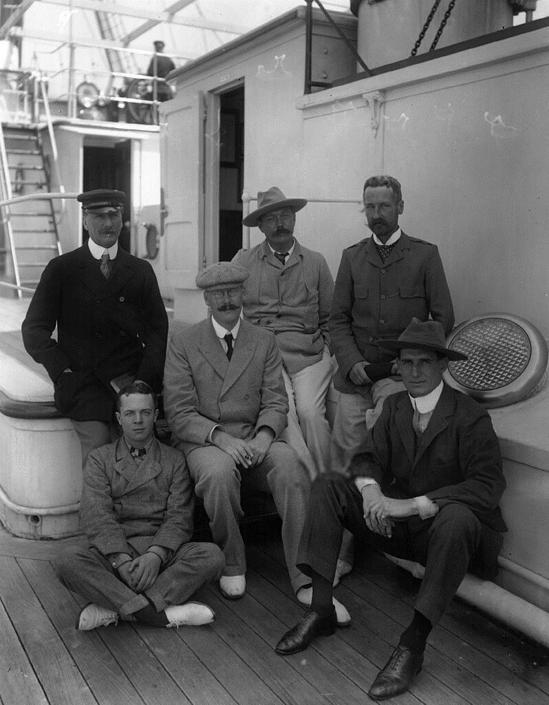 Doyle (midden) en de bebrilde Robinson zittend aan zijn rechterkant, 1900.