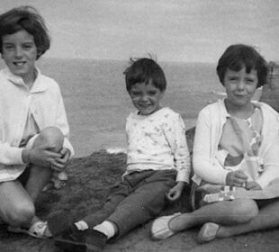 The Beaumont children (L-R)  Jane, Grant, and Arnna. Source: Wiki
