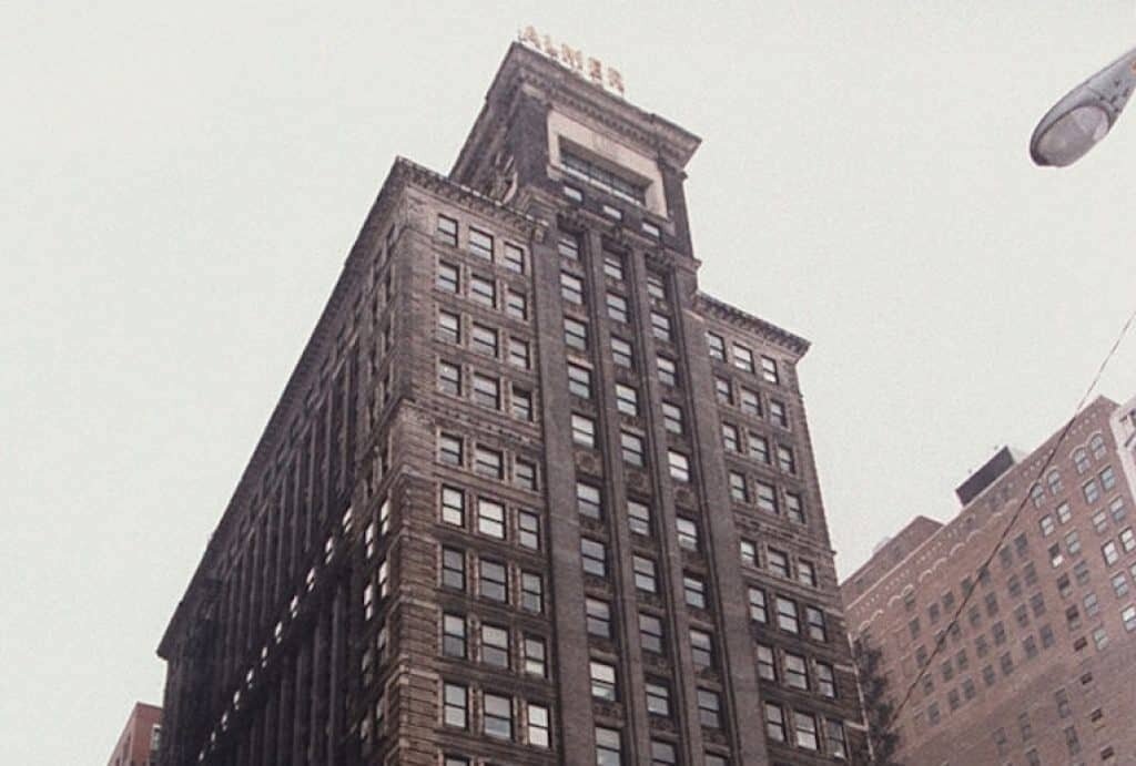 Сградата на Мичиган Авеню, където Юджийн Изи е намерен обесен на прозореца.