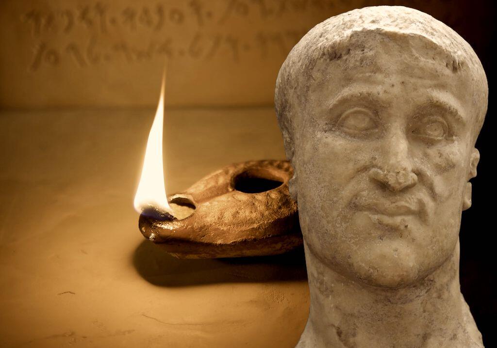 Berichten zufolge wurde im Grab von Constantius Chlorus eine alte, noch brennende Lampe gefunden.