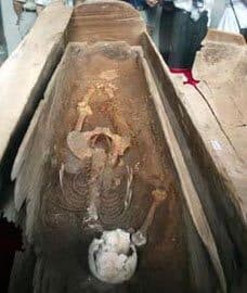 Uma das sepulturas suspensas na província de Hubei.