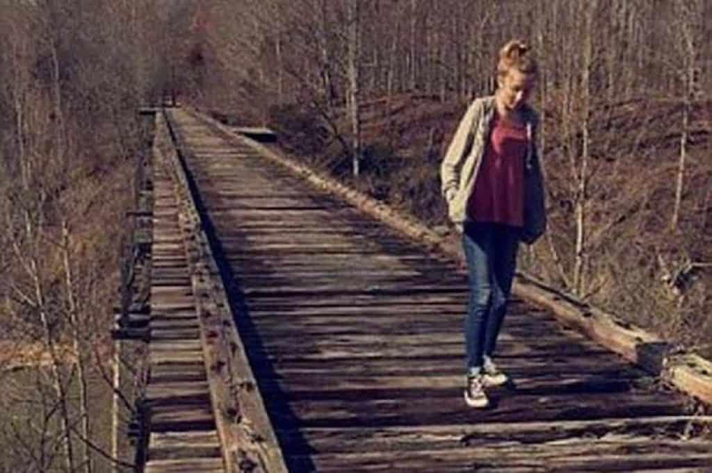 Либби Джерман сфотографировала на мобильный телефон Эбби Уильямс, идущую по железнодорожным путям. Эта фотография была сделана незадолго до того, как эти двое были загадочно убиты.