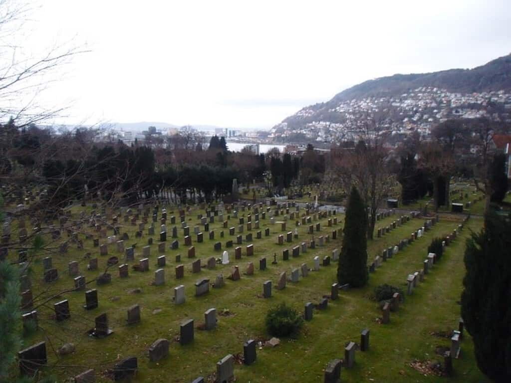 Жената от Исдал е погребана в гробището на Мьолендал.
