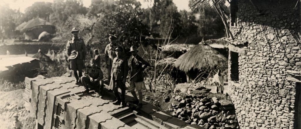 Археологът Уго Моннере дьо Вилар и италиански военни, които възстановяват стела, за да я транспортират до Италия, Аксум, Етиопия, 1935-1936 г. Getty Images.