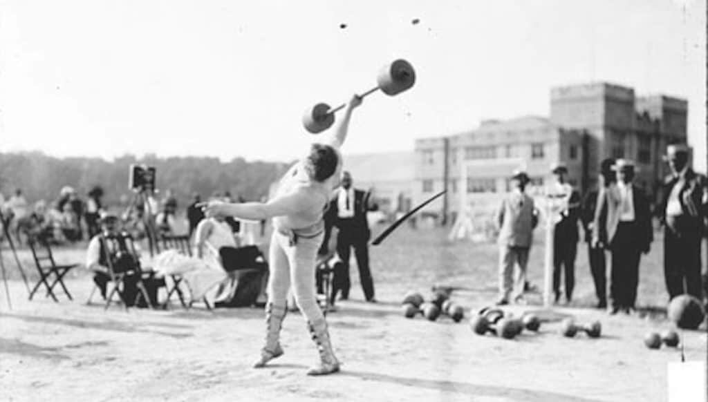 Gewichtheffen werd een Olympische sport tijdens de Spelen van 1904. Afbeelding: Chicago Daily News Collection, SDN-002638