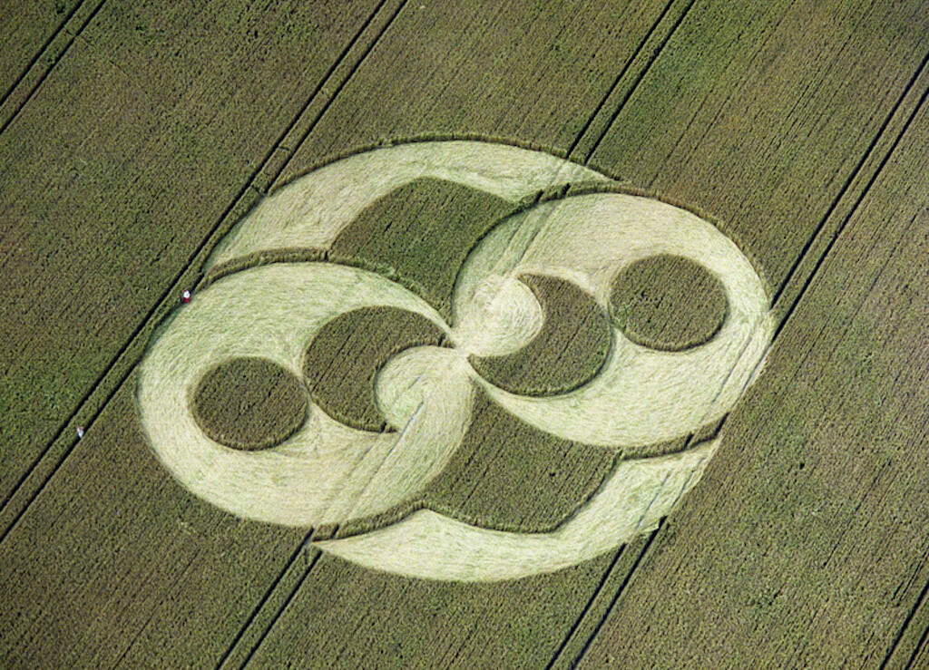 Скалата има подобен рисунък като този кръг в житните поля от 2 август 1996 г. в замъка Лидингтън, Суиндън, Англия.
