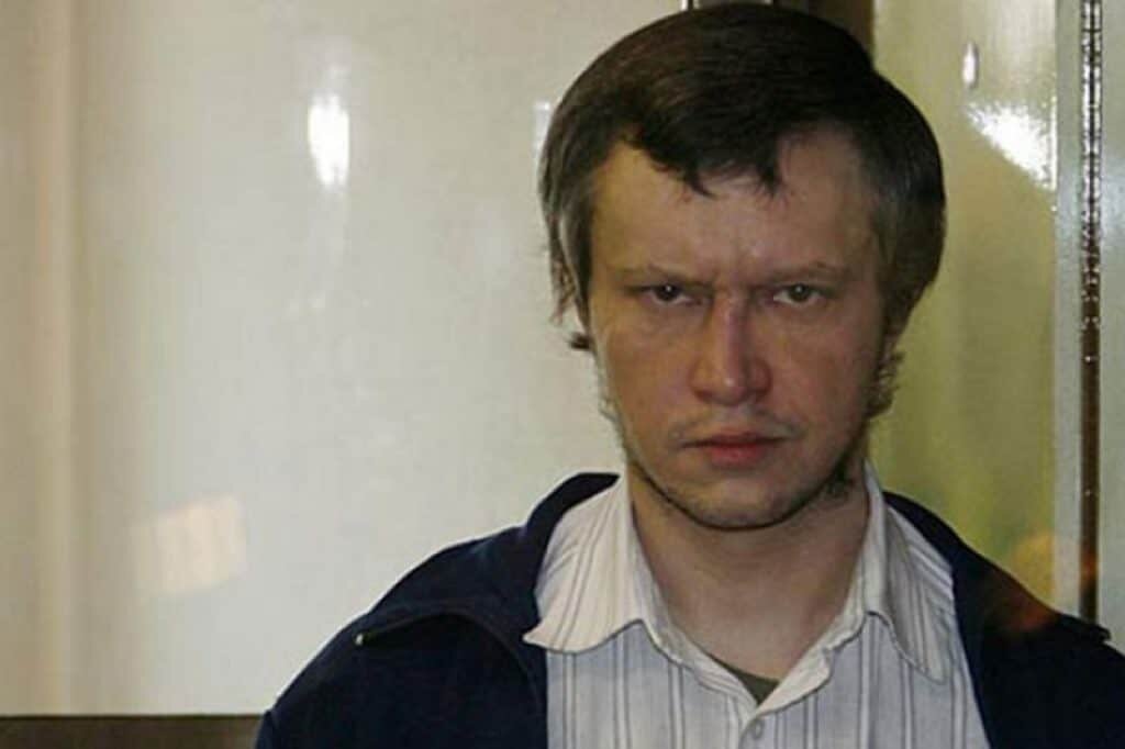 Александър Пичушкин в стъклена клетка по време на съдебен процес.