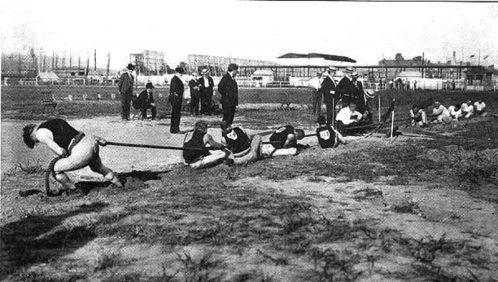 Състезанието по теглене на въже от 1904 г. е прекъснат олимпийски спорт. Обществено достояние.