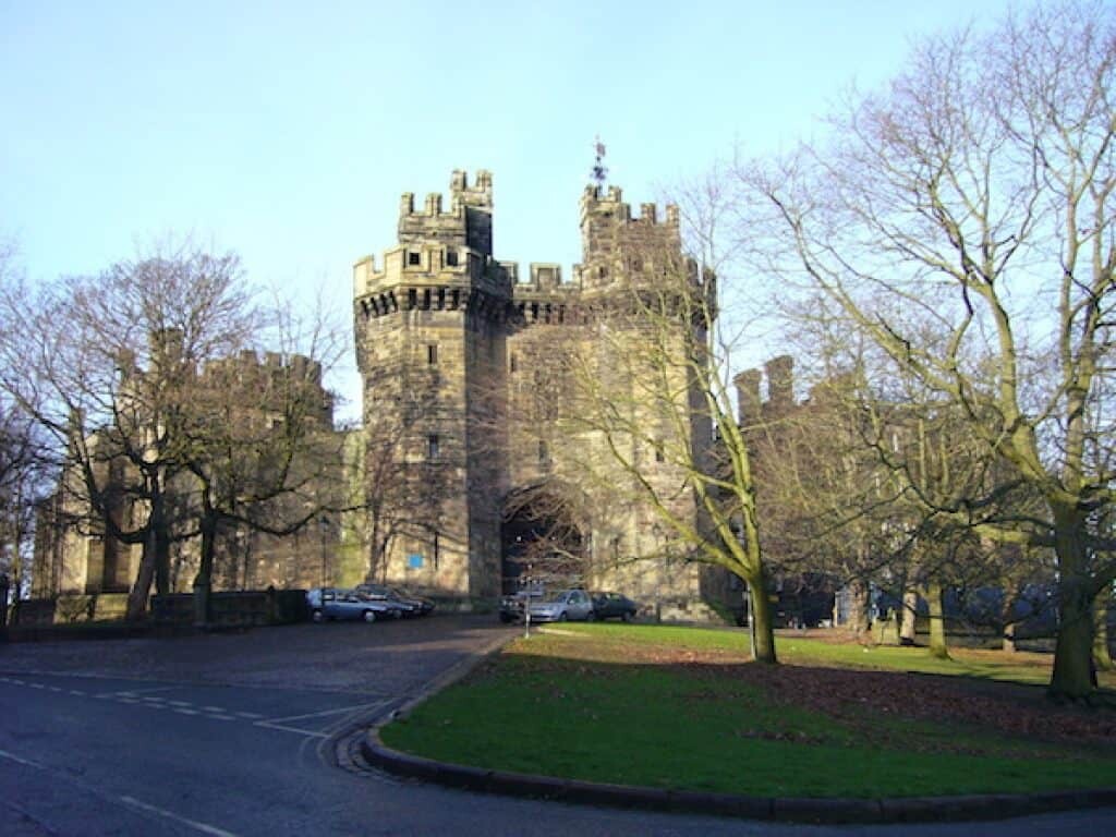 قلعة لانكستر، حيث تمت محاكمة ساحرات ساملزبري في صيف عام 1612. محاكمات لانكشاير للساحرات.