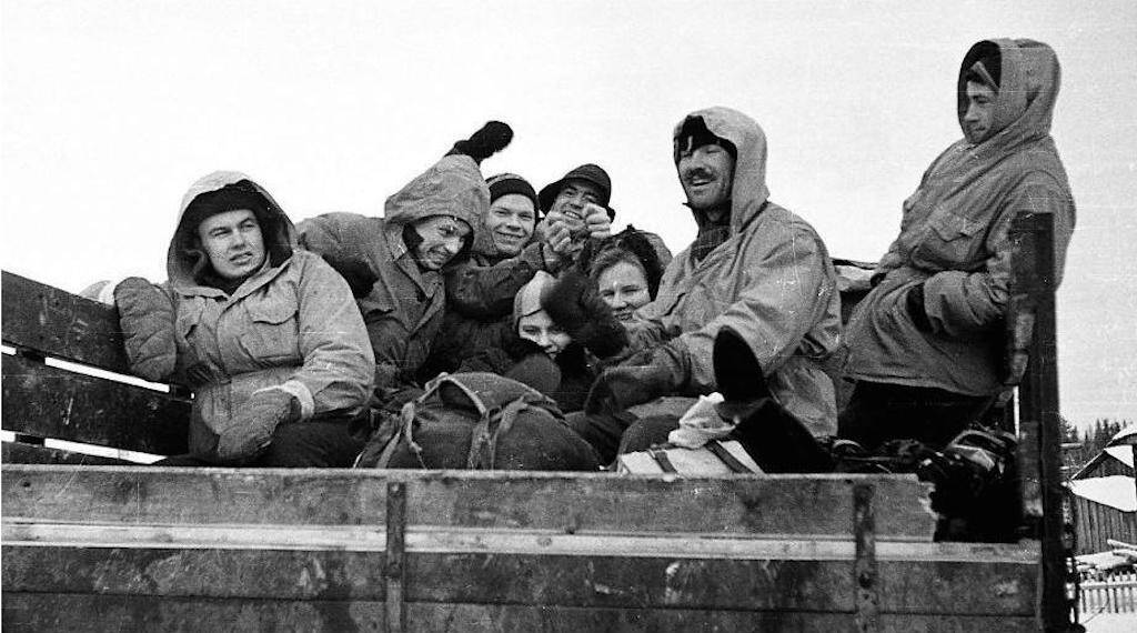 Le groupe Dyatlov pendant le voyage en camion vers le prochain camp.