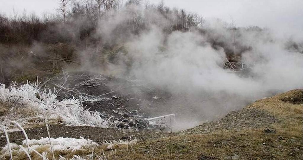 vapor subindo do fogo subterrâneo de carvão em Centralia.