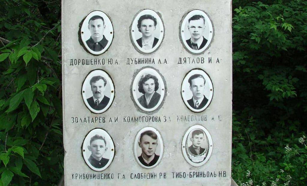 Les visages des victimes de l'attentat de Dyatlov figurent sur une plaque commémorative. Domaine public.