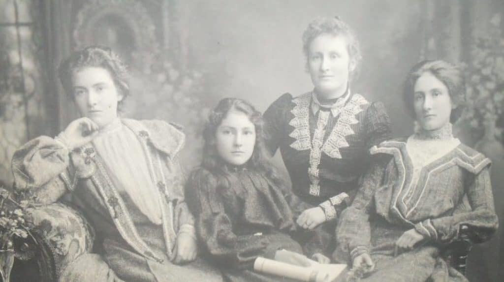 Маргарет Клемънт (вляво) със сестрите си Анна, Флора и Джини. Дамата от блатото.