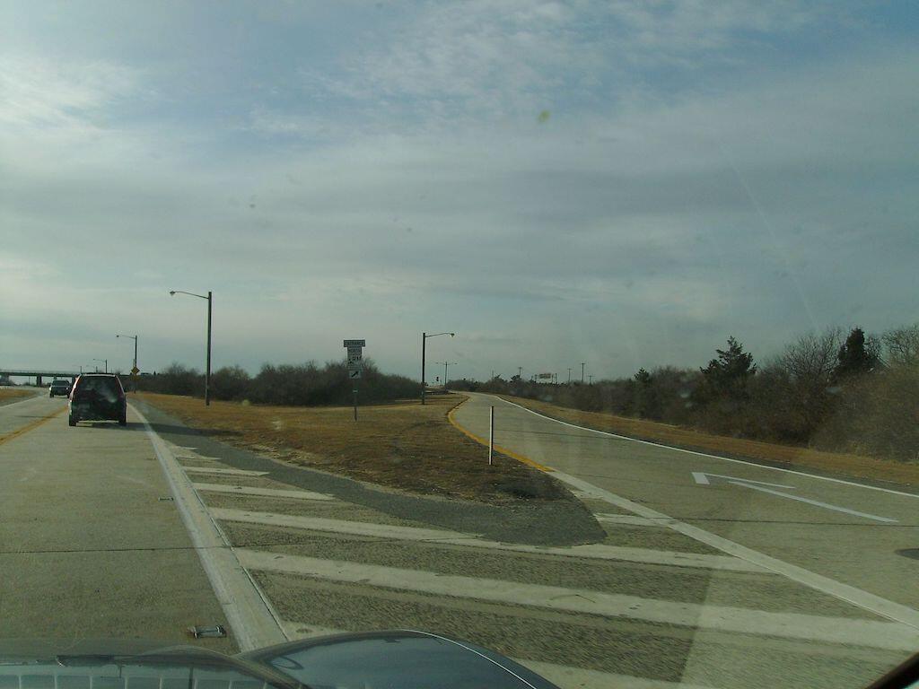 La sortie Robert Moses Causeway sur Ocean Parkway se trouve à proximité de l'endroit où le premier corps a été retrouvé.
