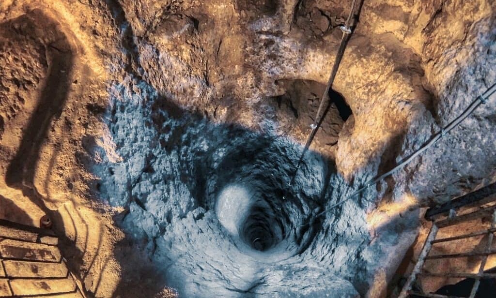 Вентилационен кладенец на подземния град Деринкую