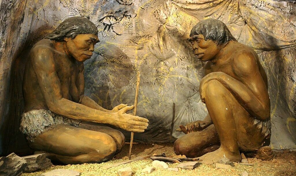 عبر السيبيريون منطقة بيرنجيا ليصبحوا أول من تطأ أقدامهم القارة الأمريكية. الديوراما في المتحف الوطني للتاريخ المنغولي، الملكية العامة.