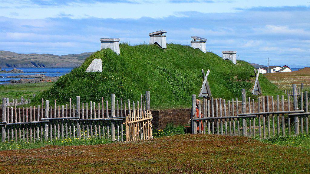 Een gerestaureerd Viking-langhuis in L