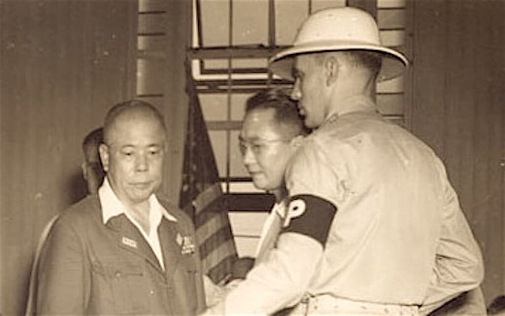 Ямашита е изведен от съдебната зала веднага след като е осъден на смърт чрез обесване, 31 декември 1945 г.