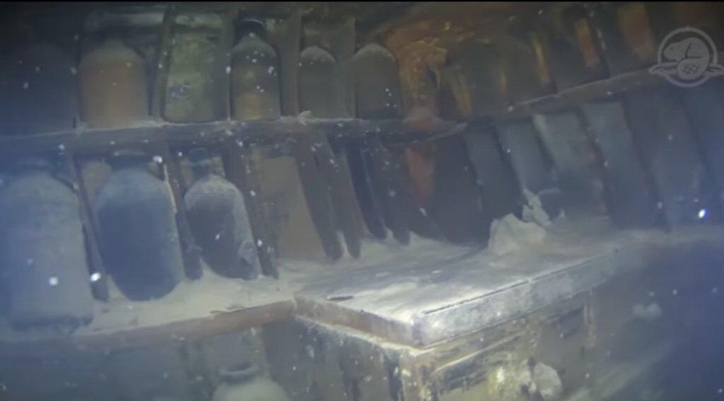 Контейнери и кутии остават сред невероятните артефакти на HMS Terror. Екранна снимка на кадри в <a href=