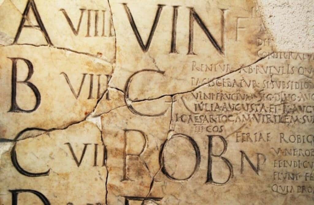 Antiguo calendario romano de piedra, Fasti Praenestini, alrededor del año 6 d. C. Fuente: Flickr, Jimnista, Museo Nacional de Roma.