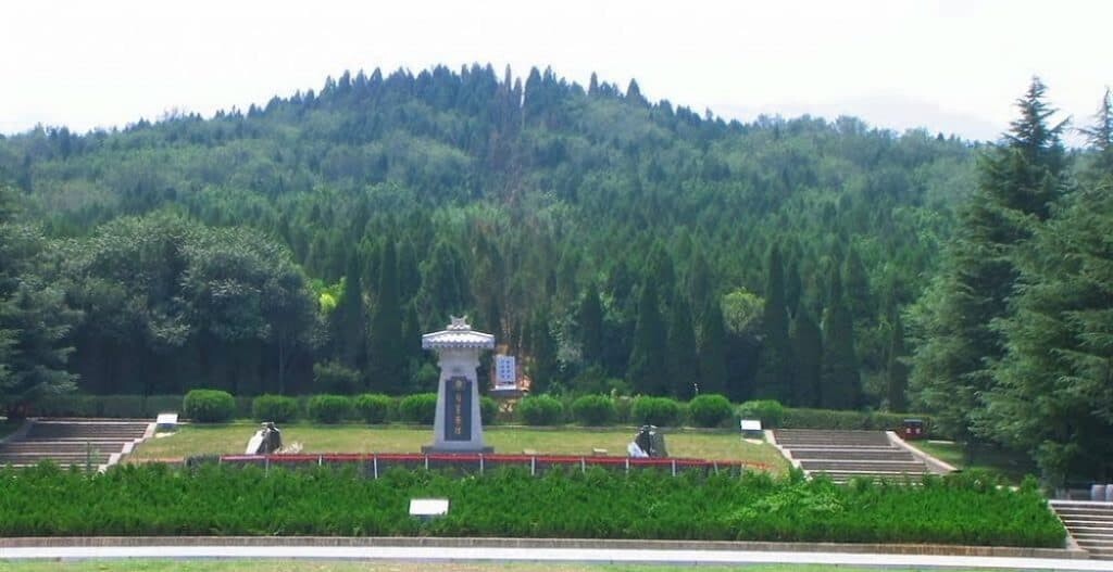 Das Grab von Qin Shihuan befindet sich tief in diesem Hügel.