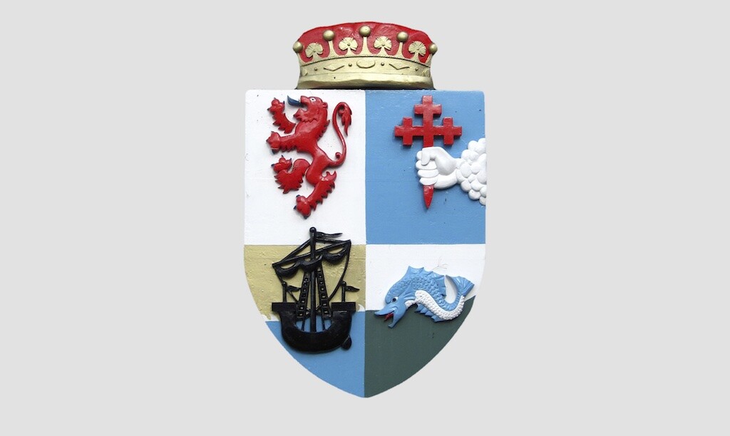 El escudo familiar del Clan MacDonnell de Antrim, que simboliza el coraje, la fe cristiana y la navegación. Foto de Castillo de Dunluce: Enigmas históricos.