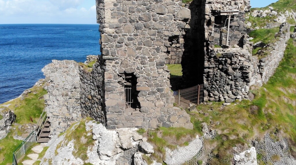 Le château est hors des sentiers battus et il ne reste aujourd'hui que très peu de la structure d'origine. Photo : Énigmes historiques.