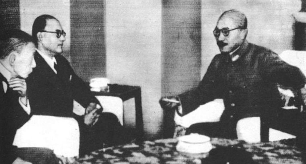 Босе (отзад вляво) се среща с генерала от японската армия Хидеки Тоджо (вляво) в Токио. 1943. Обществено достояние.