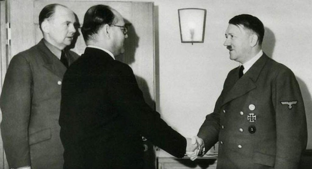 Subhas Chandra Bose reunido com Adolf Hitler em 1941 ou 1942. Domínio público.