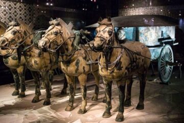 Bronzen paarden en strijdwagens om de keizer naar het hiernamaals te vervoeren.