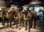 Cavalos e carruagens de bronze para transportar o imperador na vida após a morte.