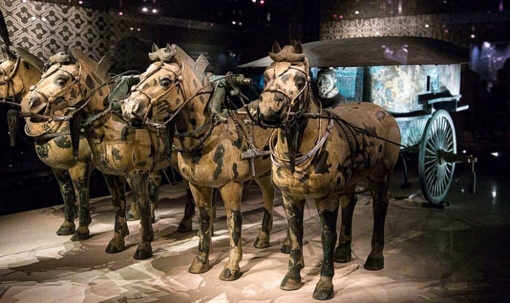Cavalos de bronze e carruagem para transportar o imperador para a vida após a morte.