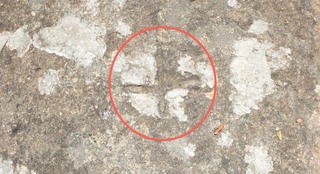 Този отпечатък лежи на същата повърхност като вкаменените човешки следи в Рокамонфина. Снимка: Исторически загадки.
