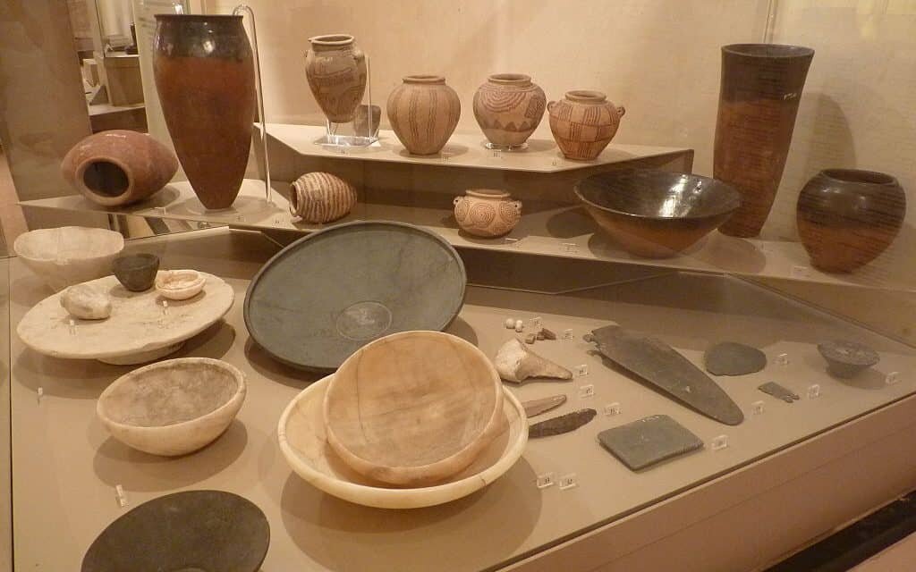 Различни керамични съдове и предмети от Накада през I династия. Wikimedia Commons, 2013, Khruner.