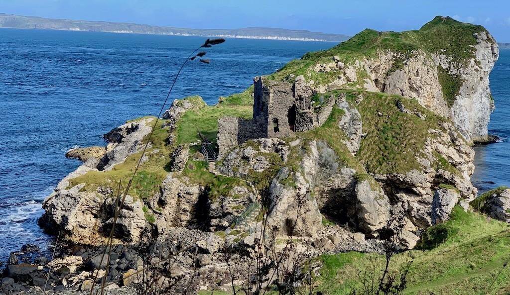 Замъкът Кинбейн (Kinbane Castle) се намира на дискретно място край крайбрежния път Козуей (Causeway Coastal Route) в графство Антрим. Снимка: Исторически загадки.
