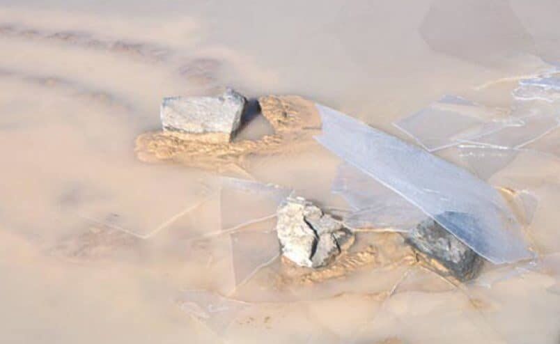 Прозоречни ледени листове покриват камък, който наскоро се е преместил. CC Norris et al.