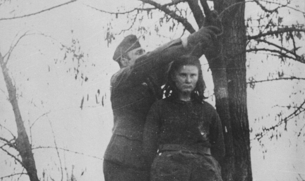 مسؤول ألماني يجهز حبل المشنقة لشنق ليبا سفيتوزارا راديتش في 8 فبراير 1943.