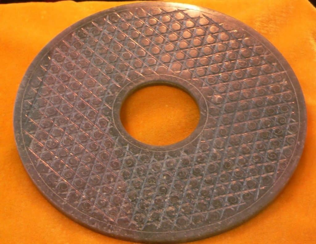 Dall'aspetto a forma di goccia, questo bi-disco della dinastia Han ha un diametro di 16 cm.
