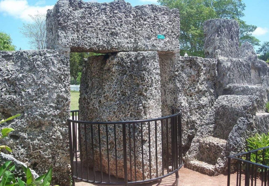 Porta giratória do Castelo de Coral