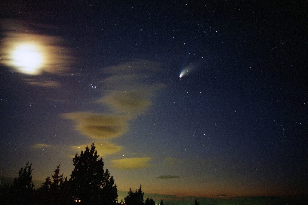 Кометата Хейл-Боп през април 1997 г. Снимката е направена в Орегон.