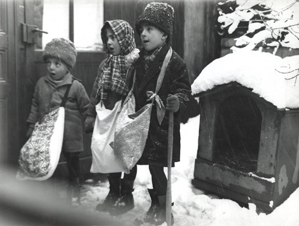 Деца коледари в Букурещ, 1929 г. Обществено достояние, Nicolae Ionescu.