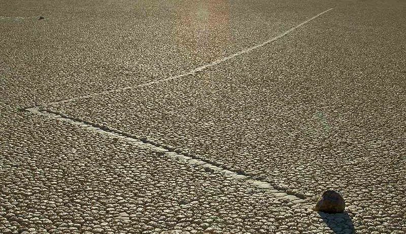 Пътуващ камък в Долината на смъртта прави рязък завой надясно. Обществено достояние от Джон Съливан.