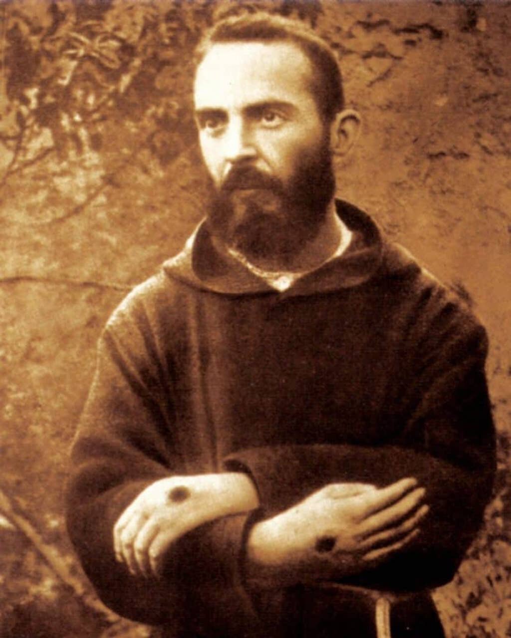 Francesco Forgione é mais conhecido como Padre Pio. Os estigmas são visíveis em suas mãos.