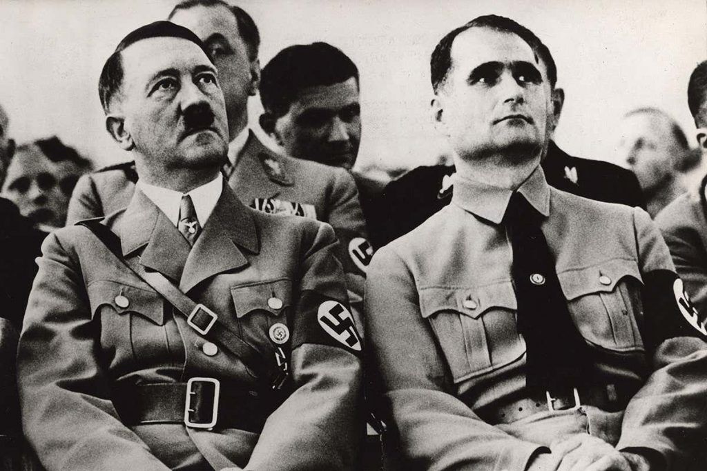 Адольф Гитлер (слева) и Рудольф Гесс (справа).